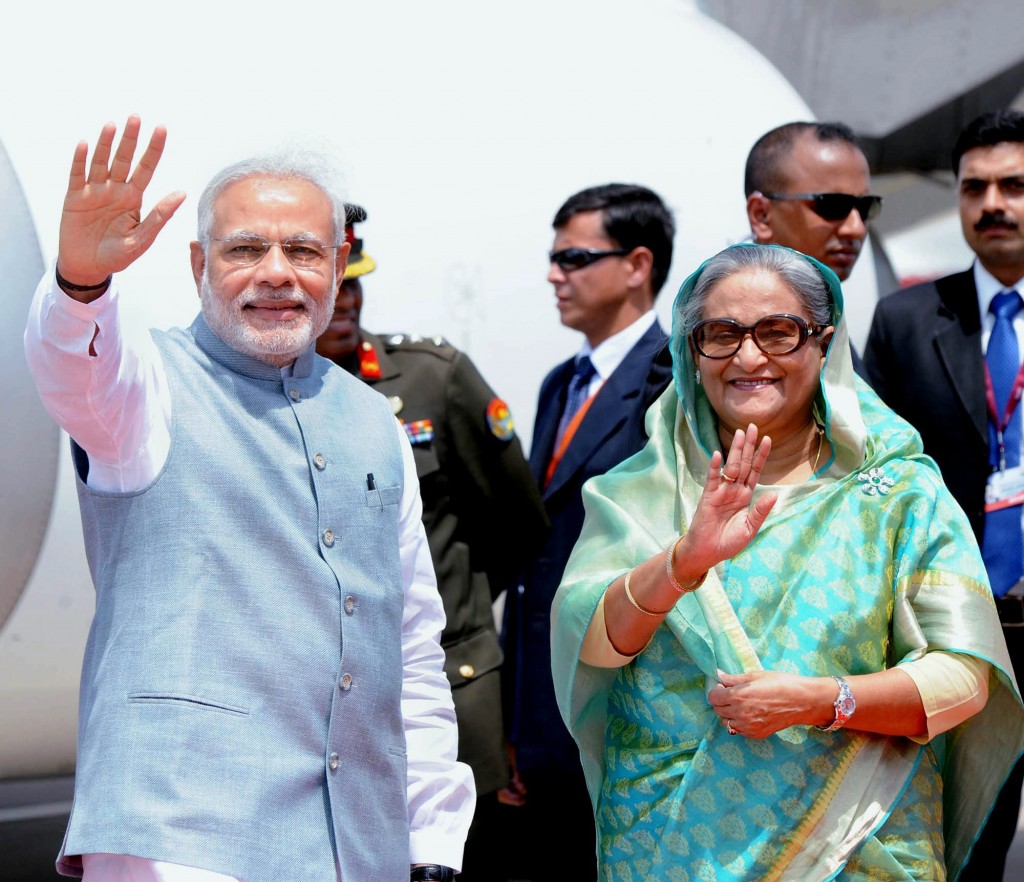Indian Prime Minister Narendra Modi (L) and the Bangladeshi Prime Minister Sheikh Hasina (R) wave at the Hazrat Shahjalal International airport in Dhaka, Bangladesh on 06 June 2015. Modi is in Bangladesh for a two day visit for the first time after becoming prime minister.  Photo: STRINGER/EPA/Newscom