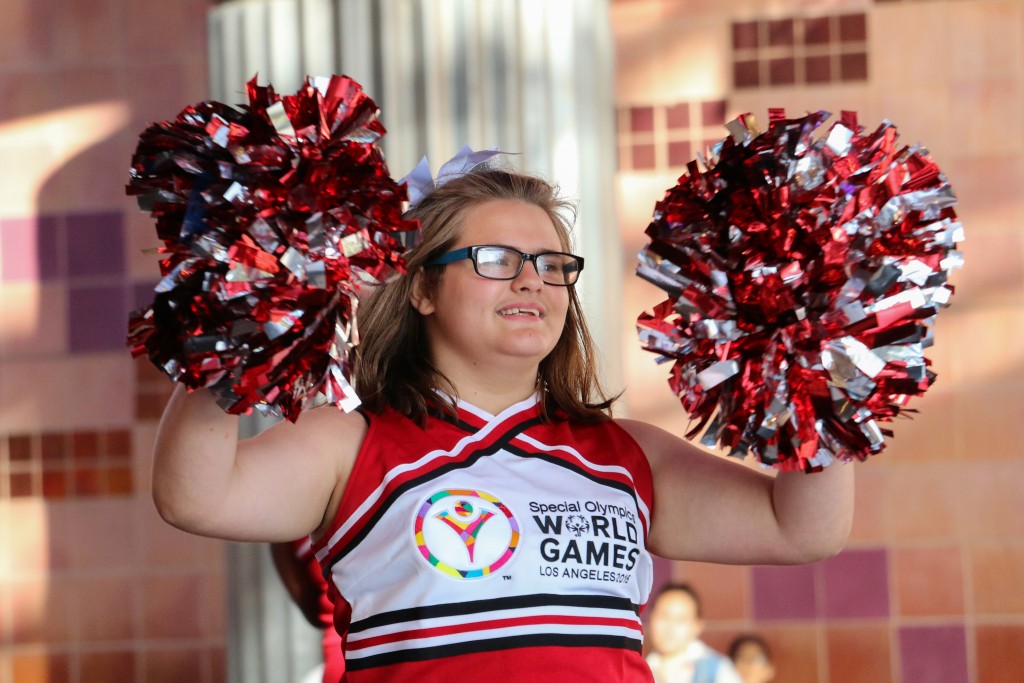 A cheerleader tries to energize the crowd as they walk in to the World Games Family Reception. (Photo: Flickr/SpecialOlympicsUSA)