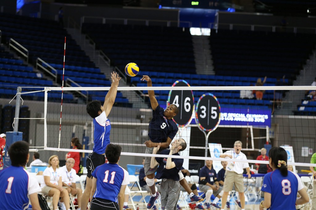 USA volleyball player spikes the ball over the head of his opponent. (Photo: Flickr/SpecialOlympicsUSA)