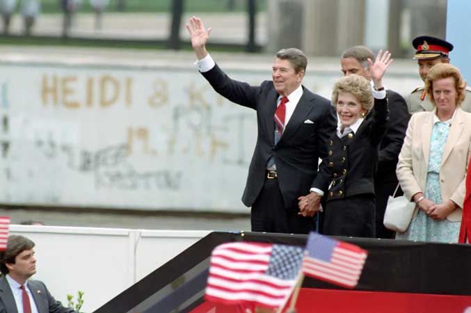 President Reagan and Nancy Reagan depart after remarks at Berlin Wall. (Photo: Ronald Reagan Library)