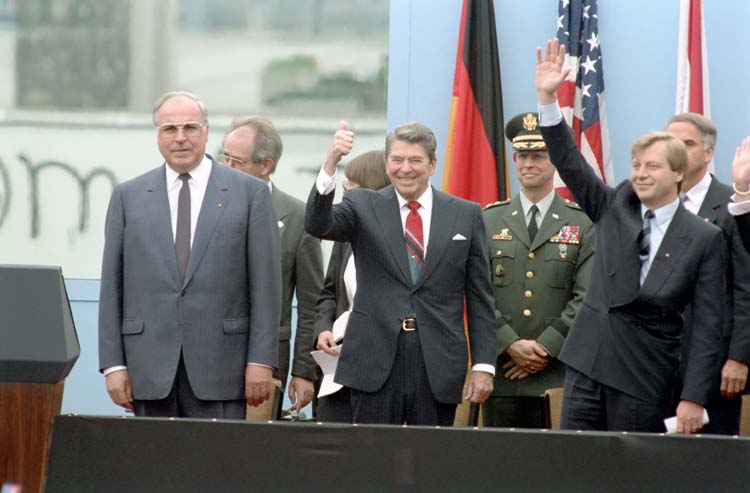 President Reagan with Chancellor Kohl and Eberhard Diepgen, arriving to give a speech at the Berlin Wall, Brandenburg Gate. (Photo: Ronald Reagan Library)