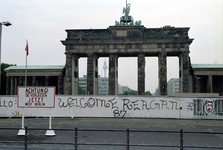 The Brandenburg Gate at the Berlin Wall in West Berlin. (Photo: Ronald Reagan Library)