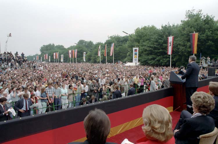 The view of the crowd that gathered to hear Reagan speak. (Photo: Ronald Reagan Library)