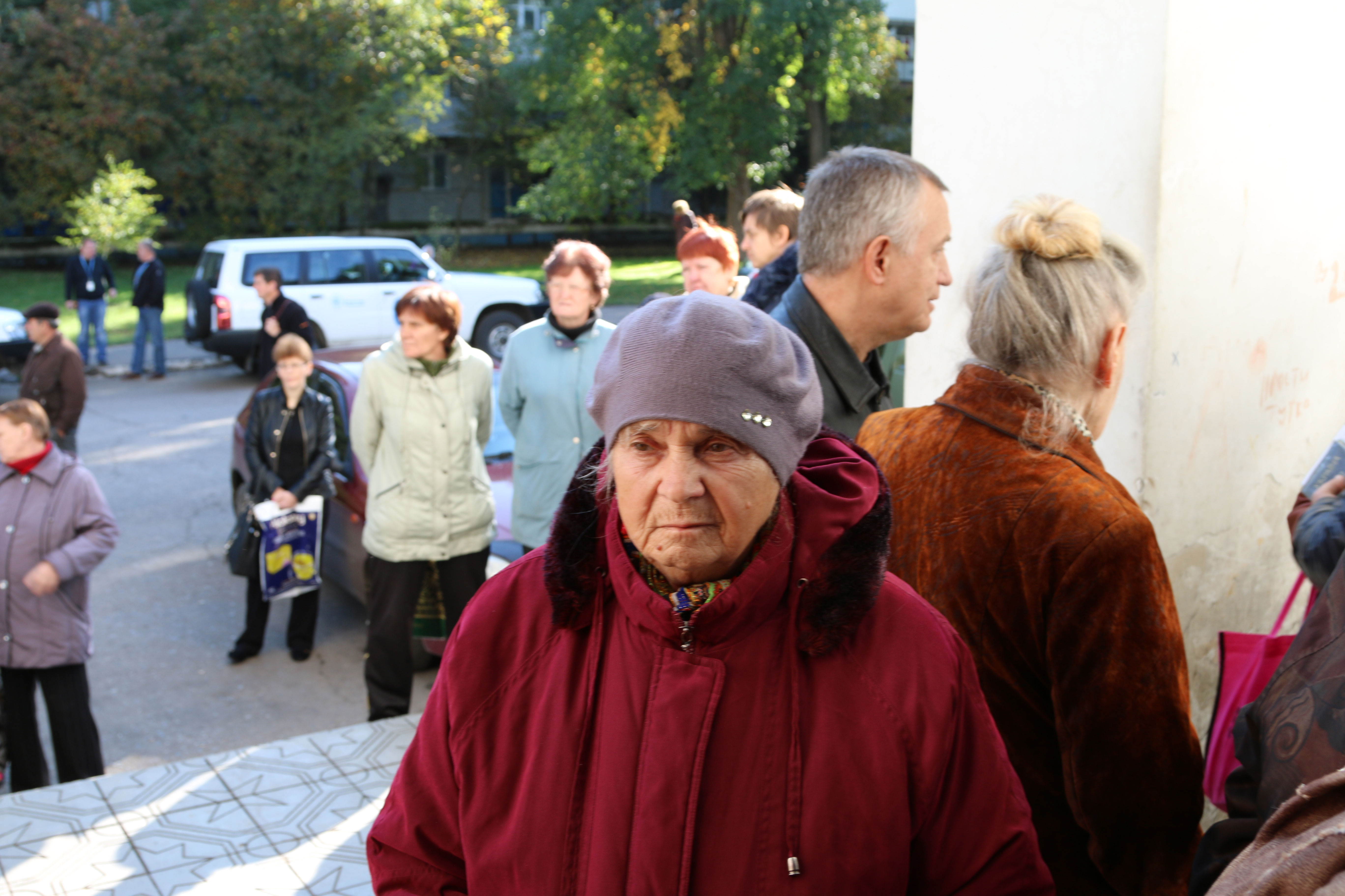 Internally displaced persons line up at a United Nations World Food Program distribution center in east Ukraine. (Photos: Nolan Peterson/The Daily Signal)