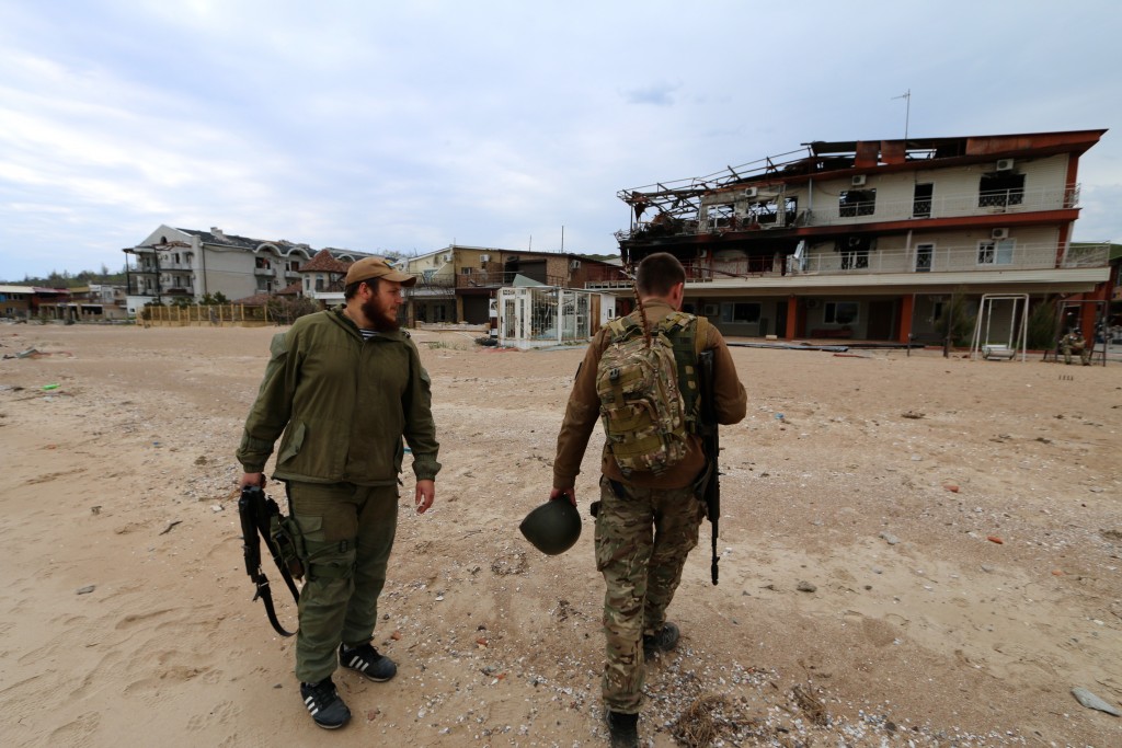 Ukrainian soldiers on the Shyrokyne beach (Photo: Nolan Peterson/The Daily Signal)