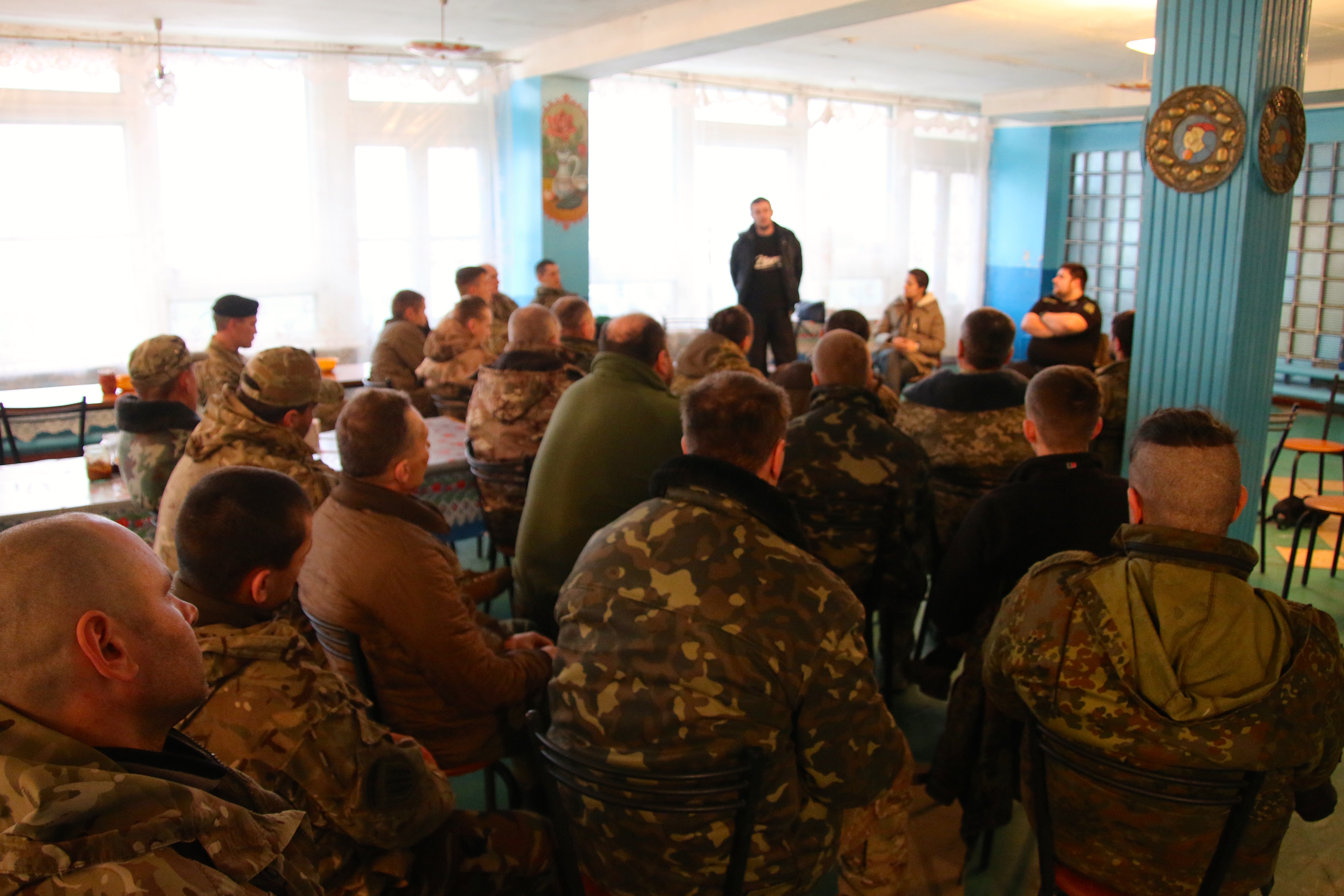 Right Sector soldiers share their wartime experiences with a team of civilian volunteer psychologists.