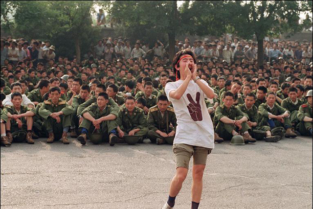 A student asks soldiers to go home on June 3, 1989. (Photo: USNews via Twitter)
