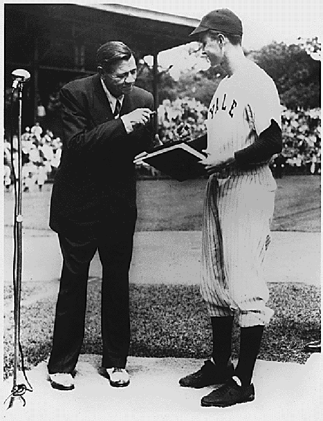 A Young George H.W. Bush with Babe Ruth in 1948. (Photo: National Archives via pingnews)