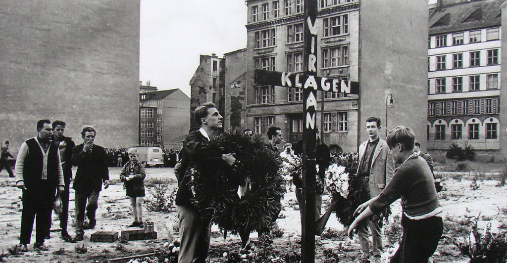 West Berlin citizens erect a memorial for Peter Fechter in 1962. (Photo: Newscom)
