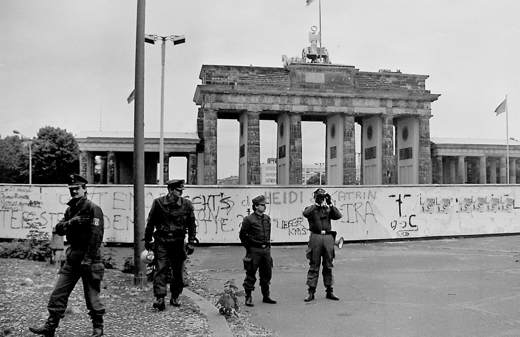 Border policemen stand next in front of the Berlin Wall and Brandenburg Gate in Berlin, Germany, 17 June 1987. Photo: Wolfgang Kumm/dpa (Newscom TagID: dpaphotostwo228742.jpg) [Photo via Newscom]