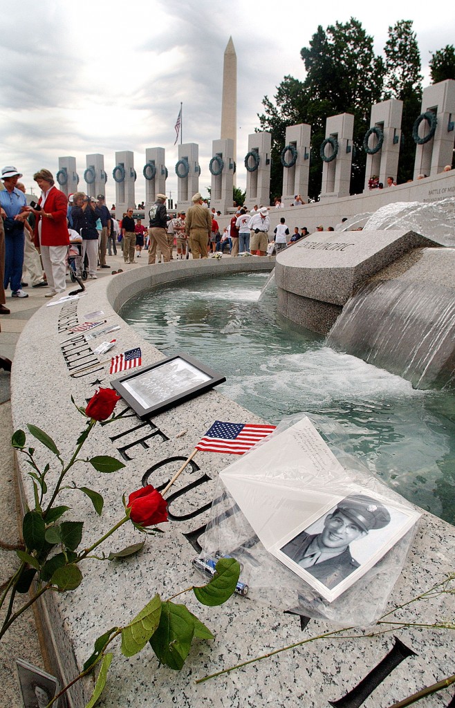 Momentos are placed at the newly dedicated National World War II Memorial on Memorial Day in 2004. (Photo: Newsroom)