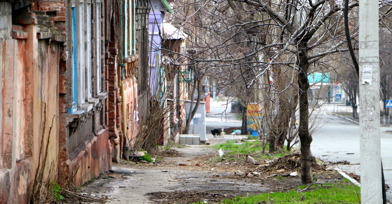 Life in Mariupol stays static. (Photo: Nolan Peterson/The Daily Signal)