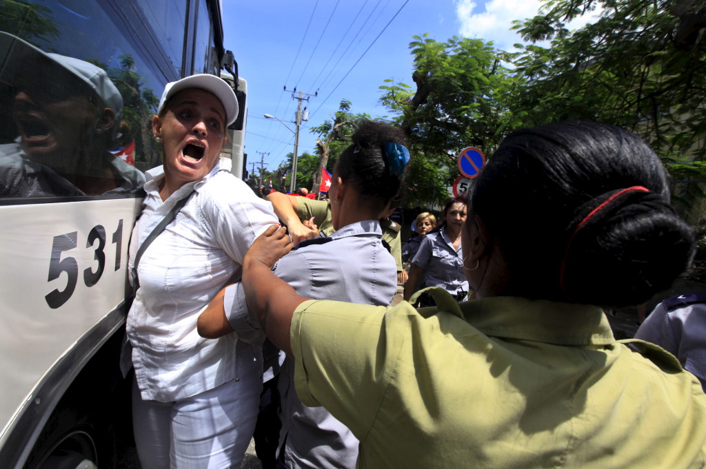 Cuban security personnel detain a member of the Ladies in White group after their weekly anti-government protest march, in Havana September 13, 2015. (Photo: Enrique De La Osa/Reuters/Newscom)
