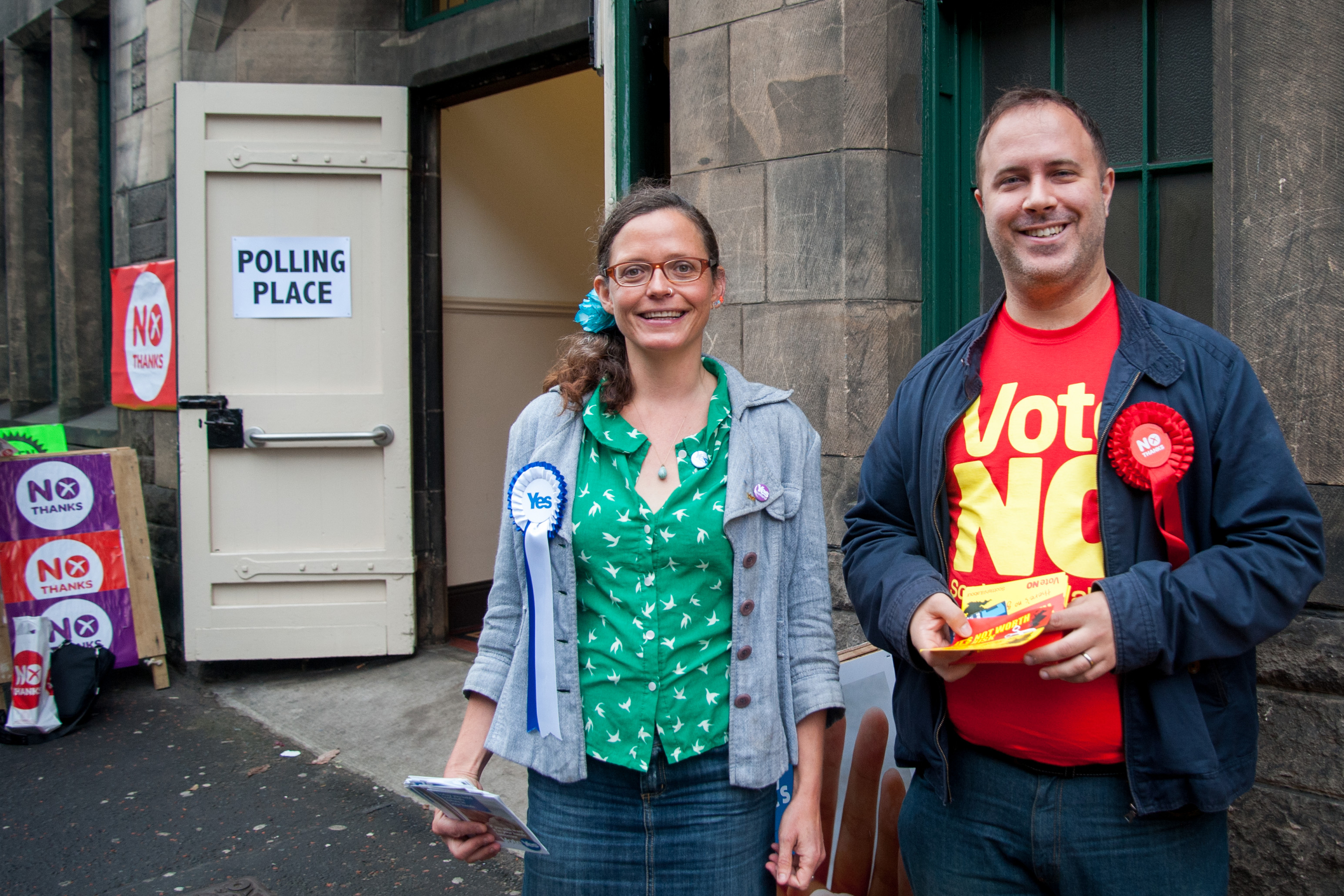 Yes and No campaigners at a polling station in Easter Road, Edinburgh.