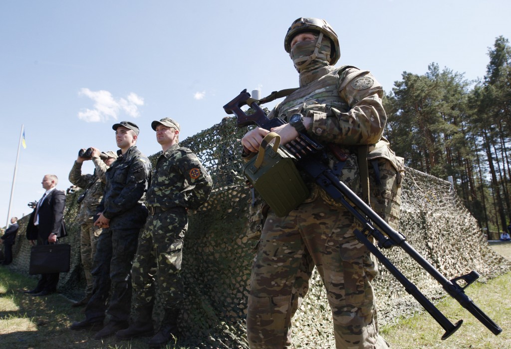 Ukrainian servicemen at a military training ground ''Desna'', in the Chernigov region of Ukraine (Photo: Newscom)