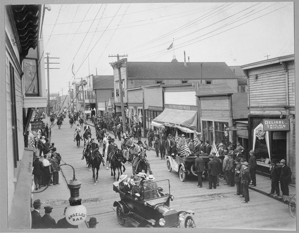 A local parade down Front Street to celebrate Independence Day, 1916. (Photo: The Library of Congress)