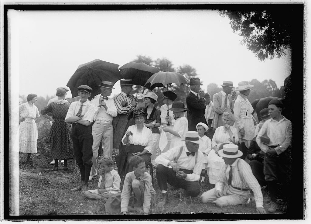 Some locals gather for a picnic in Vienna, Virginia, July 4th, 1921. (Photo: The Library of Congress)