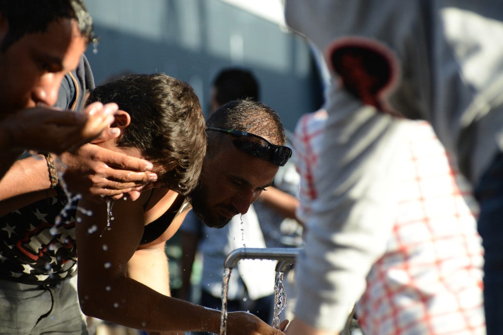 With thousands of refugees, volunteer groups struggle to provide food, water and medical assistnce to people crammed outside the station's main entrance. (Photo: Wassilios Aswestopoulos/NurPhoto/Newscom)