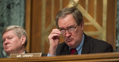 From left, Tim Jonson, D-S. Dak., and ranking member Mike Crapo, R-Idaho. (Photo: Bill Clark/CQ Roll Call/Newscom)